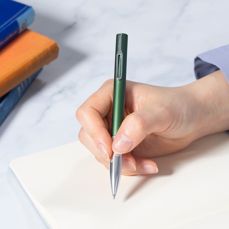 これまでにない細軸とシャープでスタイリッシュなデザイン、情緒感に